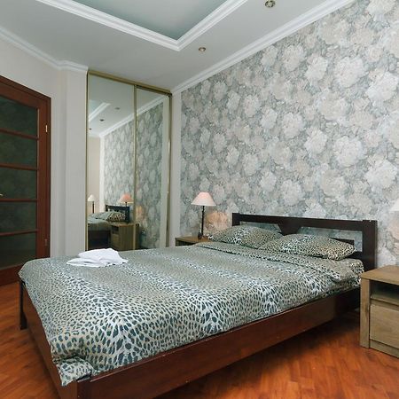 Two Bedroom Apartment On Kreschatik, Kyiv Center With Great View Esterno foto