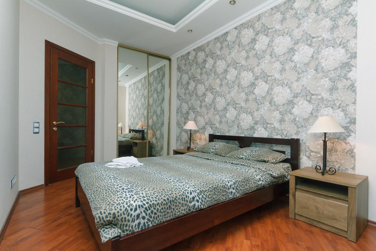Two Bedroom Apartment On Kreschatik, Kyiv Center With Great View Esterno foto