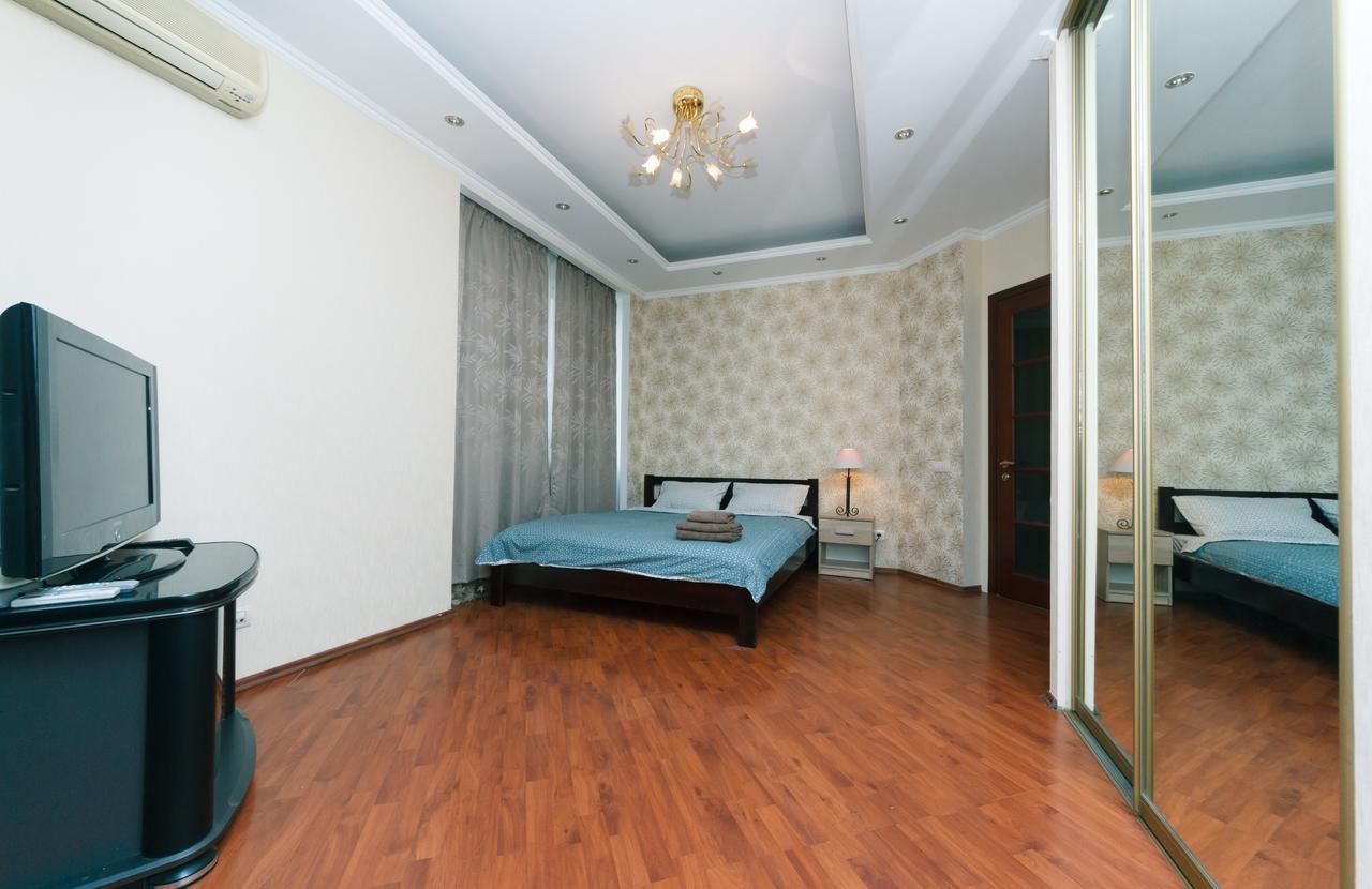 Two Bedroom Apartment On Kreschatik, Kyiv Center With Great View Esterno foto